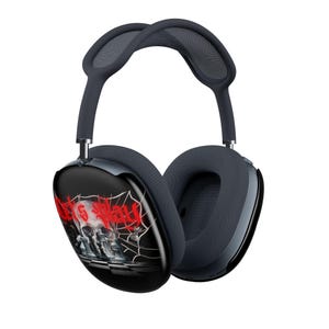 Puede incluir: Auriculares circumaurales grises oscuros con una copa negra que presenta un diseño de calavera, piezas de ajedrez y telaraña. El texto "Let's Play" es rojo. La diadema y los auriculares son de color gris oscuro.