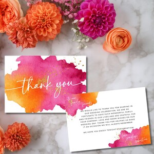 Peut inclure: Cartes de remerciement de mariage avec un motif aquarelle rose et orange, parsemées de paillettes dorées. Les cartes sont entourées de fleurs roses et oranges vibrantes. Le texte sur la carte dit "merci".