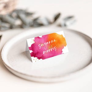 Modelo de cartão de lugar de casamento dobrado em rosa brilhante e laranja, cartão de lugar rosa choque, cartão de nome para mesa de casamento, cartões de lugar de casamento para impressão - 007
