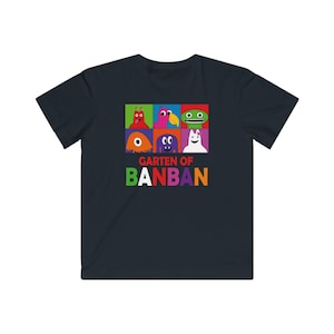 Peut inclure: Un t-shirt bleu foncé avec un motif coloré de personnages du jeu "Garten of Banban". Le motif représente un personnage rouge, rose, vert, violet et blanc dans un motif de grille. Le texte "Garten of Banban" est écrit en lettres blanches sous le motif.