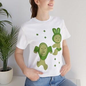Bonita camiseta unisex Smiski, camiseta de manga corta kawaii, camiseta de dibujos animados extravagantes, camiseta gráfica divertida, ropa con personajes japoneses únicos