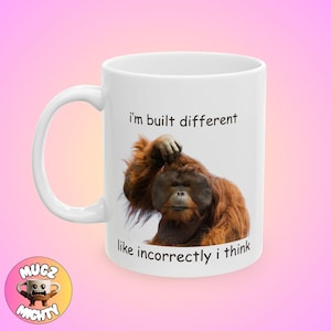 Affe gebaut anders Lustig Meme Tasse Orang-Utan Trend Dummes Modernes Geschenk Selbstbewusster Kaffee Benutzerdefinierte Minimale Kunst Einzigartige Wohnkultur Personalisieren