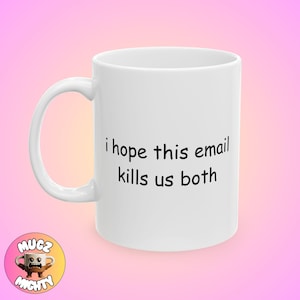 Taza con meme "Espero que este correo electrónico nos mate", divertida, tendencia, tonta, moderna, regalo, café consciente, peculiar, personalizado, arte minimalista, decoración única para el hogar, personaliza imagen 1