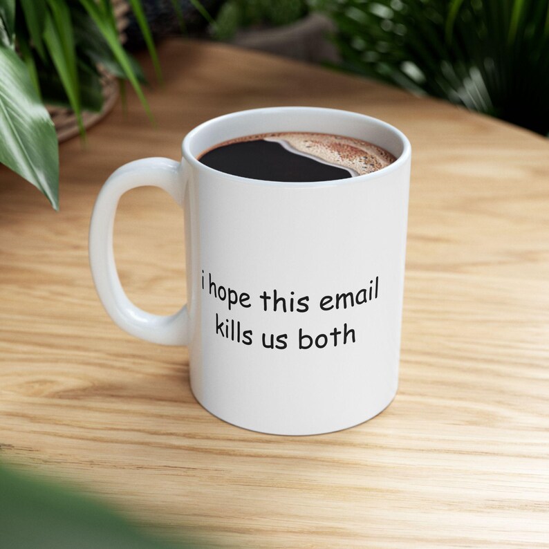 Taza con meme "Espero que este correo electrónico nos mate", divertida, tendencia, tonta, moderna, regalo, café consciente, peculiar, personalizado, arte minimalista, decoración única para el hogar, personaliza imagen 3