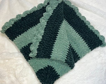 Couverture pour bébé faite main au crochet verte bicolore (45 x 45 po.)