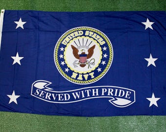 Può includere: Una bandiera blu con un motivo a stelle bianche e il sigillo della Marina degli Stati Uniti. Il sigillo è circondato da una corda gialla e le parole "United States Navy" sono scritte intorno al sigillo. La bandiera ha anche le parole "Served with Pride" scritte su uno stendardo bianco.