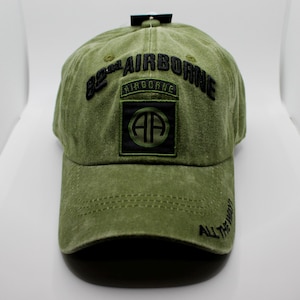 82:a luftburna divisionens hatt. AA-märke och keps. Justerbar hatt från 82:a luftburna divisionen. Officiellt licensierad tvättad grön hatt från amerikanska armén.