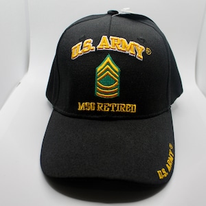 Puede incluir: Gorra de béisbol negra con bordado dorado que dice "U.S. ARMY" y "MSG RETIRED". La gorra también tiene un distintivo de rango bordado en verde y dorado.
