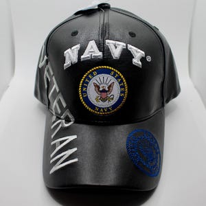 Gorra de veterano de la Marina de EE. UU. Gorra de béisbol de la Marina de EE. UU. Gorra de cuero sintético negro bordada con licencia oficial de la Marina de EE. UU. Gorra de veterano de la Marina con letras grandes
