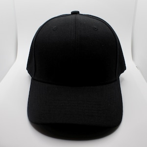 Puede incluir: Gorra de béisbol negra lisa con visera curva. La gorra tiene una corona estructurada y un pequeño botón en la parte superior. La tela parece ser un material duradero, adecuado para el uso diario. Estilo clásico.