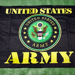 Może przedstawiać: Czarna flaga z napisem "UNITED STATES ARMY" w kolorze żółtym i zielono-żółtą pieczęcią z orłem i gwiazdami.
