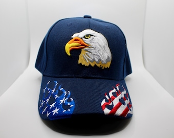 Czapka z orłem bielikiem. Czapka baseballowa z flagą USA. Czapka z amerykańskim orłem. Czapka z orłem i flagą USA. Czapka w kolorze niebieskim USA. Czapka z haftowanym orłem bielikiem USA.