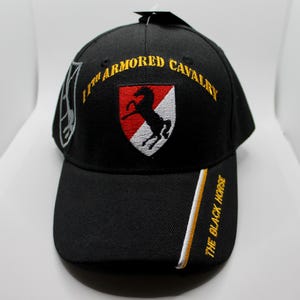 Chapéu do 11º Regimento de Cavalaria Blindada. Chapéu Preto do 11º Regimento de Cavalaria Blindada. Chapéu do Exército dos EUA. Oficialmente, 11º Regimento de Cavalaria Blindada do Exército dos EUA. O Cavalo Preto.