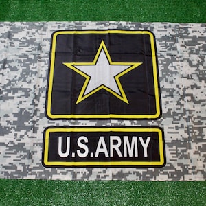 Może przedstawiać: Flaga armii amerykańskiej z wzorem kamuflażu i żółtą gwiazdą na czarnym tle. Słowa "U.S. ARMY" są nadrukowane na czarnym tle żółtym kolorem.