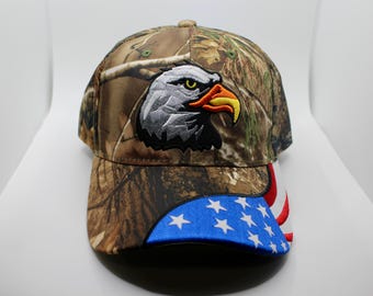 Czapka USA. Czapka baseballowa z flagą USA. Czapka American Eagle. Czapka z orłem i flagą USA. Czapka USA. Czapka z haftowanym orłem bielikiem. Czapka z orłem w kamuflażu.