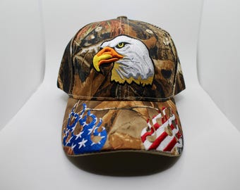 Czapka z orłem bielikiem. Czapka baseballowa z flagą USA. Czapka z amerykańskim orłem. Czapka z orłem i flagą USA. Czapka w kamuflażu USA. Czapka z haftowanym orłem bielikiem USA.