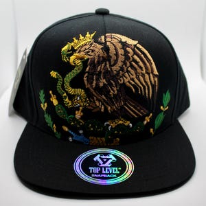 Adler Snapback Hat. Schwarze Kappe mit Goldgekröntem Adler & Schlange. Mexikanischer Hut. Gorra de EscudoMexicano. Mexiko-Hut. Mexikanische Pride Cap
