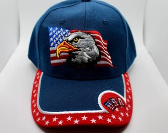 USA-keps. Basebollkeps med amerikansk flagga. American Eagle truckerkeps. Örn i amerikansk flagga. Blå keps. USA-keps. Broderad keps med amerikansk örn.