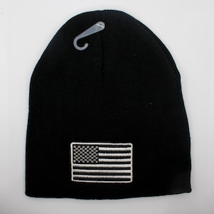 Gorro com a bandeira americana. Gorro preto com a bandeira americana e patch bordado dos EUA. Gorro patriótico de tricô para o inverno. Gorro patriótico. Gorro dos EUA.