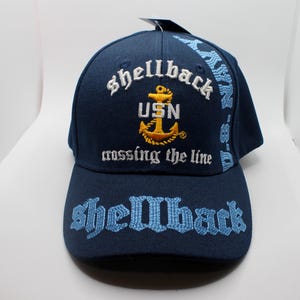 Casquette Shellback bleu marine des États-Unis. Chapeau d'ancre de la marine américaine. Casquette brodée sous licence officielle US Navy. Chapeau bleu marine américain. Casquette Shellback Crossing the Line