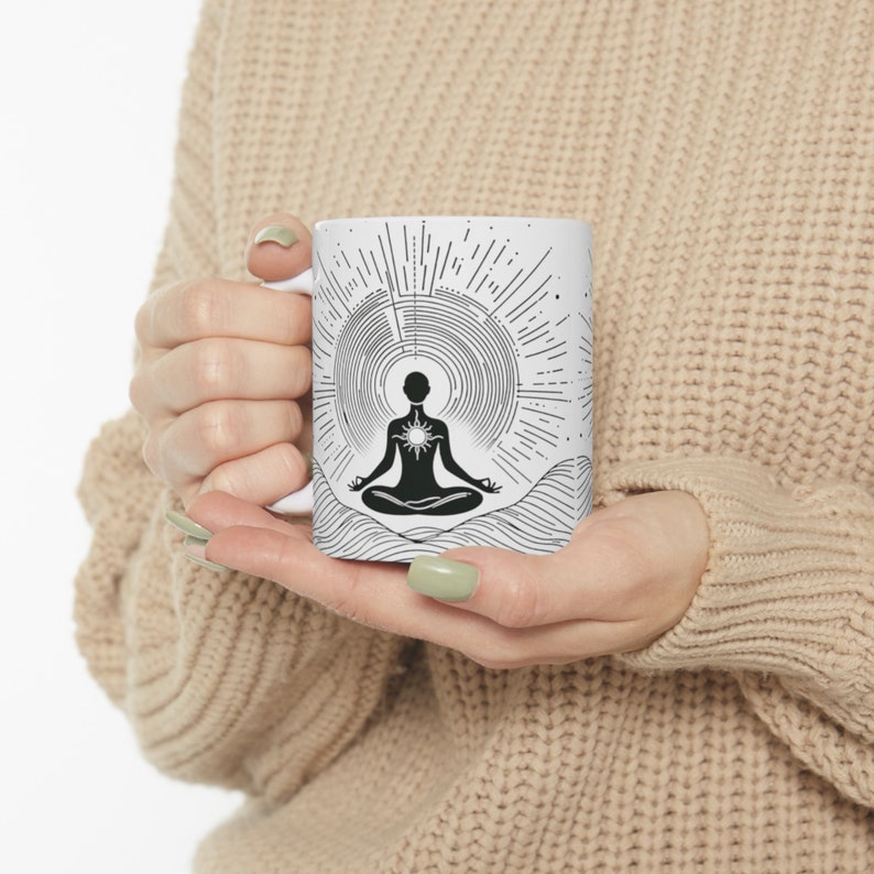 La taza Rise & Sip de 11 oz eleva tu día con este diseño único. // Taza inspiradora Motivación Arte Energía positiva Taza imagen 4