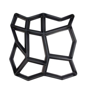 Puede incluir: Molde de plástico negro para crear un camino de concreto con un patrón geométrico. El molde está hecho de plástico duradero y es fácil de usar.