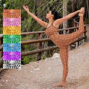 Könnte beinhalten: Eine Frau in einer Yoga-Pose trägt ein passendes braunes Sport-BH- und Leggings-Set mit Muster. Das Set hat ein geometrisches Design. Eine Farbpalette mit sechs verschiedenen Mustern wird links im Bild angezeigt.