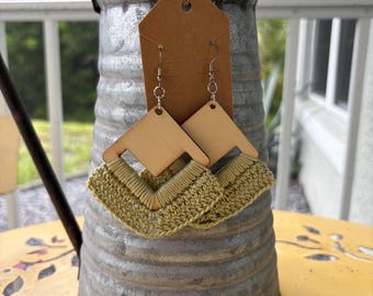 Pendientes de madera de crochet hechos a mano