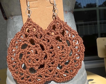 Pendientes de encaje de ganchillo con forma de lágrima – Hechos a mano