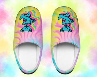 Pantuflas de oso bailarín con efecto tie-dye arcoíris / Pantuflas acogedoras inspiradas en Grateful Dead / Regalo de Deadhead