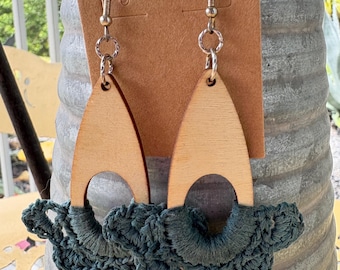 Pendientes de madera de crochet hechos a mano