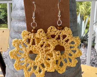 Pendientes de encaje de ganchillo con diseño de sol y flores – Handmade Sunshine