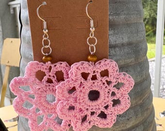Pendientes de encaje de ganchillo con diseño de sol y flores – Handmade Sunshine
