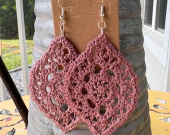 Pendientes de diamantes con encaje de ganchillo – Hechos a mano