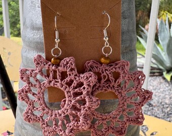 Pendientes de encaje de ganchillo con diseño de sol y flores – Handmade Sunshine