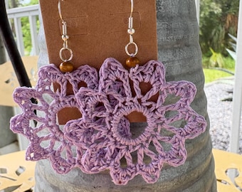 Pendientes de encaje de ganchillo con diseño de sol y flores – Handmade Sunshine