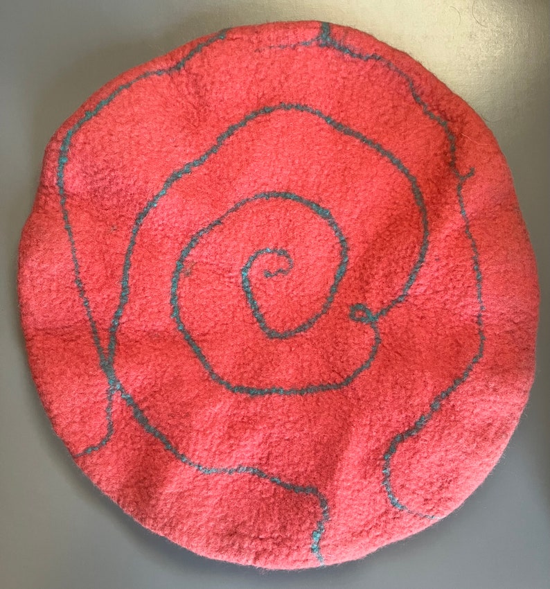 Béret rose élégant orné d'une délicate décoration rose. Le béret est feutré à l'eau avec de la laine mérinos. image 3