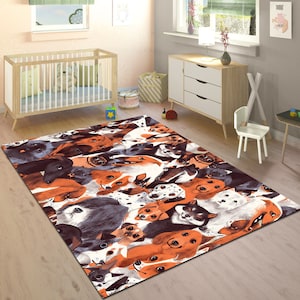 Puede incluir: Una alfombra de &aacute;rea colorida con un patr&oacute;n de muchas caras de perros en tonos de marr&oacute;n, blanco, negro y naranja. La alfombra est&aacute; sobre un suelo de madera.