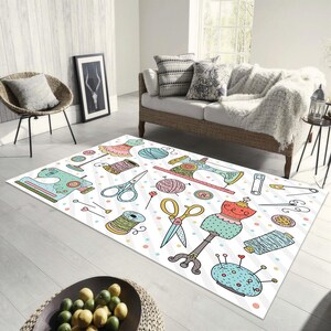 Puede incluir: Una alfombra blanca con un tema de costura colorido. La alfombra presenta una máquina de coser, tijeras, carretes de hilo, botones y un maniquí. El fondo es blanco con lunares grises y rosas.