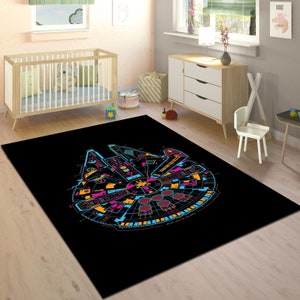 Puede incluir: Una alfombra negra con un contorno azul neón, rosa y amarillo del  Millennium Falcon, la nave espacial de Star Wars.
