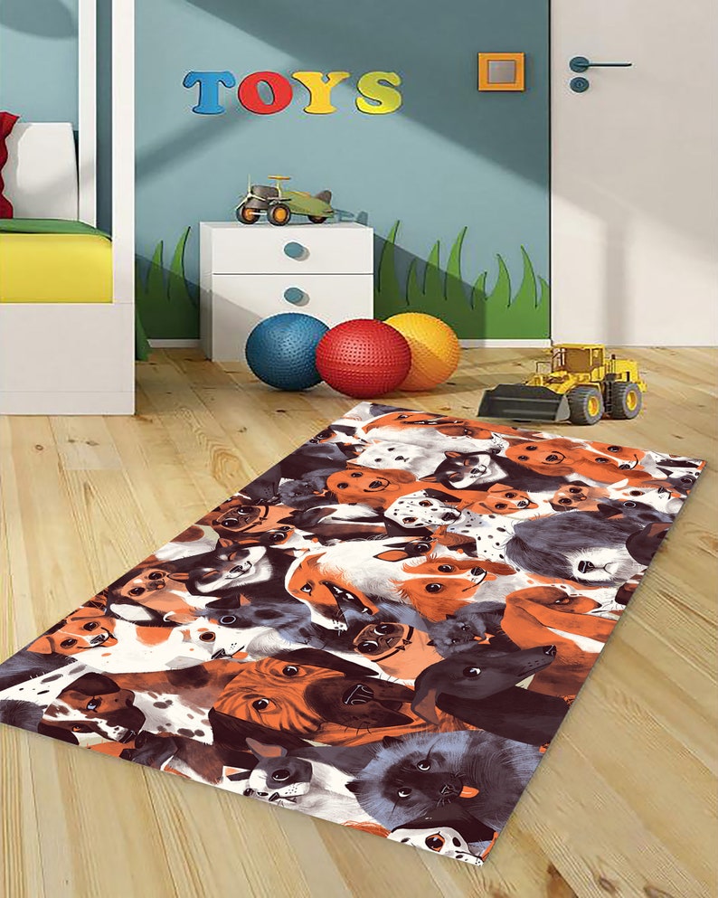 Puede incluir: Una alfombra colorida con un patr&oacute;n de muchas caras de perros. La alfombra est&aacute; sobre un suelo de madera en una habitaci&oacute;n con una mesita de noche blanca, un cami&oacute;n de juguete y un letrero que dice "TOYS".