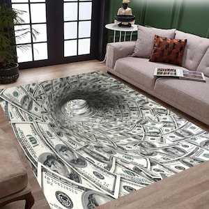 Puede incluir: Una alfombra rectangular con un diseño de ilusión óptica 3D de un túnel hecho de billetes de 100 dólares estadounidenses. La alfombra tiene un diseño de vórtice central con un patrón de remolino de dinero, creando un efecto visual único. La alfombra está colocada sobre un suelo de madera.