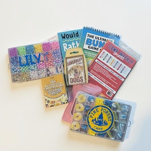 Caja de dulces personalizada para campamento: regalo personalizado para campamento, obsequio para el día de visita, paquete de ayuda para campamento de verano, regalo para literas, organizador de dulces con temática de colores.