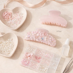 Puede incluir: Una pinza para el pelo rosa claro, adornada con flores y perlas, junto a una pinza rosa lisa. La imagen muestra el antes y el después de un proyecto de bricolaje, con platos en forma de corazón llenos de cuentas y un recipiente con adornos.