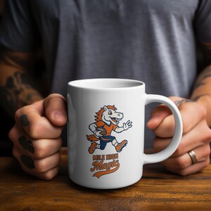 Denver Broncos Becher Mile High Magic Design Maskottchen Miles, die Fußball spielen Bestes Geschenk für Broncos Fan Football Lover Denver Sports Cup