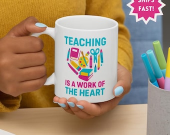 Taza de cerámica "Enseñar es una obra del corazón" / Corazón colorido hecho de libros, lápices y tijeras, regalo para maestros, decoración del aula