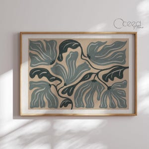Puede incluir: Impresión de arte abstracto con un diseño floral estilizado con hojas azul verdoso y verde oscuro sobre un fondo beige.
