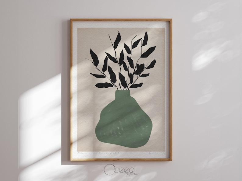K&ouml;nnte beinhalten: Ein minimalistischer Kunstdruck mit einer gr&uuml;nen Vase und schwarzen Bl&auml;ttern. Der Druck hat einen beigefarbenen Hintergrund und den Text "Modern art print with leaf sketch" unten.