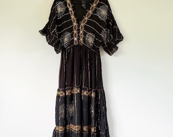 Abito lungo boho in cotone nero fatto a mano, regalo speciale, abito lungo bohémien da donna, di LQERFA