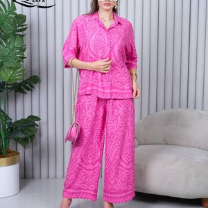 Peut inclure: Ensemble de trois mugs en céramique avec une finition mate et mouchetée. Les tasses sont de couleur crème, gris clair et gris foncé. Chaque mug a un design simple et minimaliste.